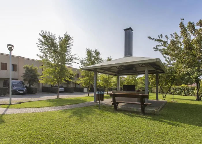 Modern Seaside Flat By The Pool וילה *