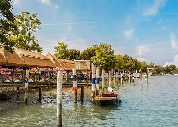 Modern Seaside Flat By The Pool וילה *