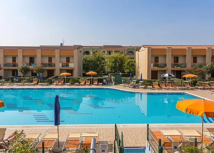 Modern Seaside Flat By The Pool קאורלה