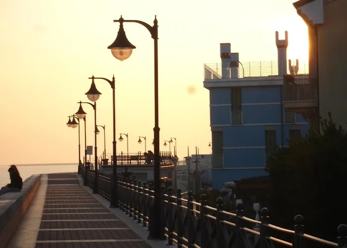 Modern Seaside Flat By The Pool וילה *